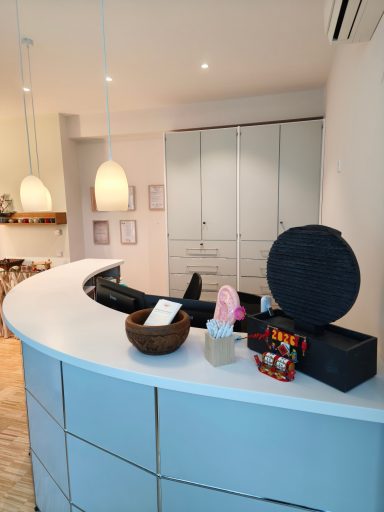 Moderne Empfangstheke mit Dekorationselementen und eleganter Einrichtung.
