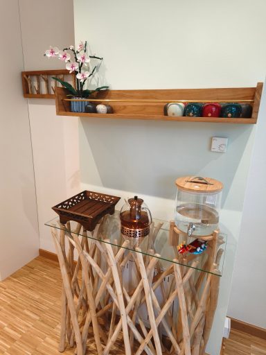 Eleganter Tisch aus Holz mit kleinen Gegenständen und dekorativen Elementen.